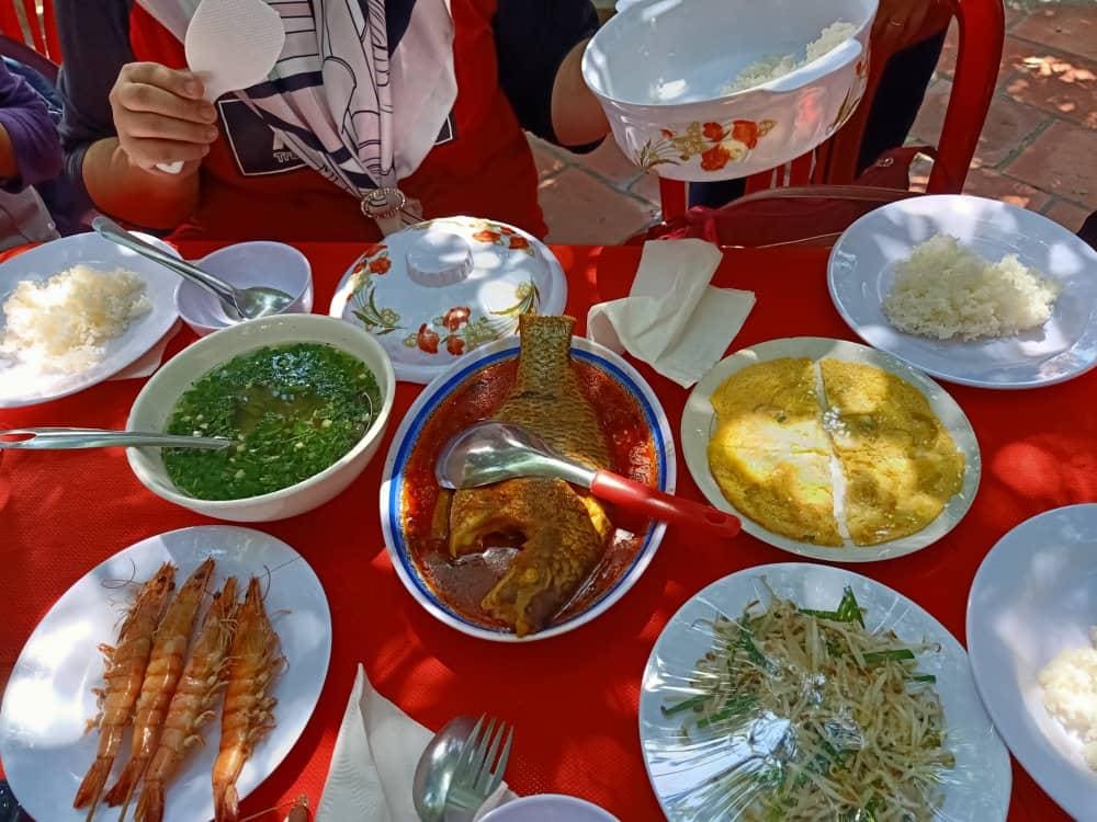 Pelanggan Aaminn makan tengah hari di Sungai Mekong