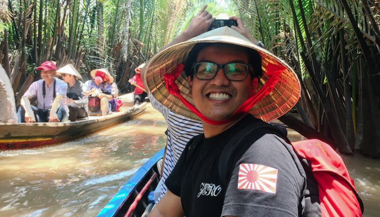 naik perahu di sungai mekong